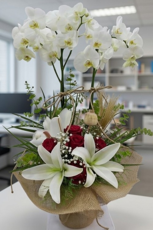 Beyaz Orkide, Kırmızı Gül ve Lilyum Aranjmanı