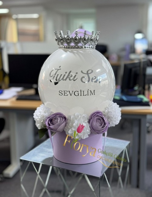 Lila Kutuda Balon ve Çiçek