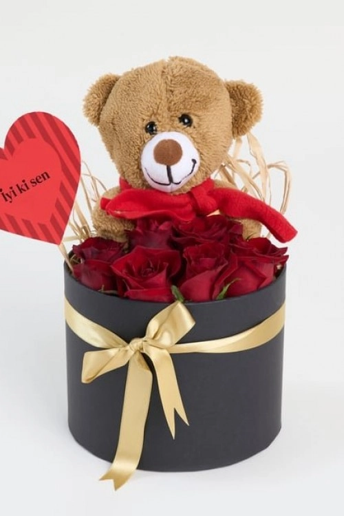 Siyah Kutuda Kırmızı Güller ve Mutlu Ayıcık